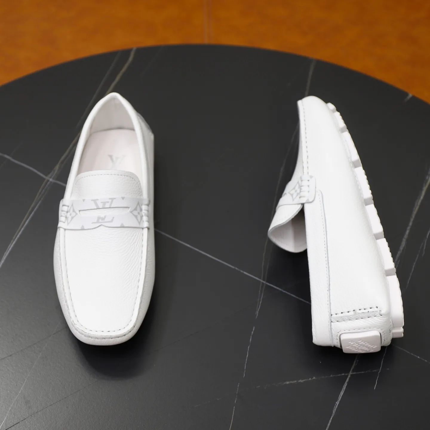 Ex-factory price: 460💰【LV】Louis Vuitton ⚠️High-end men’s driving and pedal series ⚠️38-44 (customized for 45) ⚠️All original cowhide leather! Thick and soft! Made entirely of calfskin lining! Rubber sheet anti-slip beanie sole! Three-dimensional package technology! Fashionable and classic! Handicrafts! Original high quality! Feel free to compare!